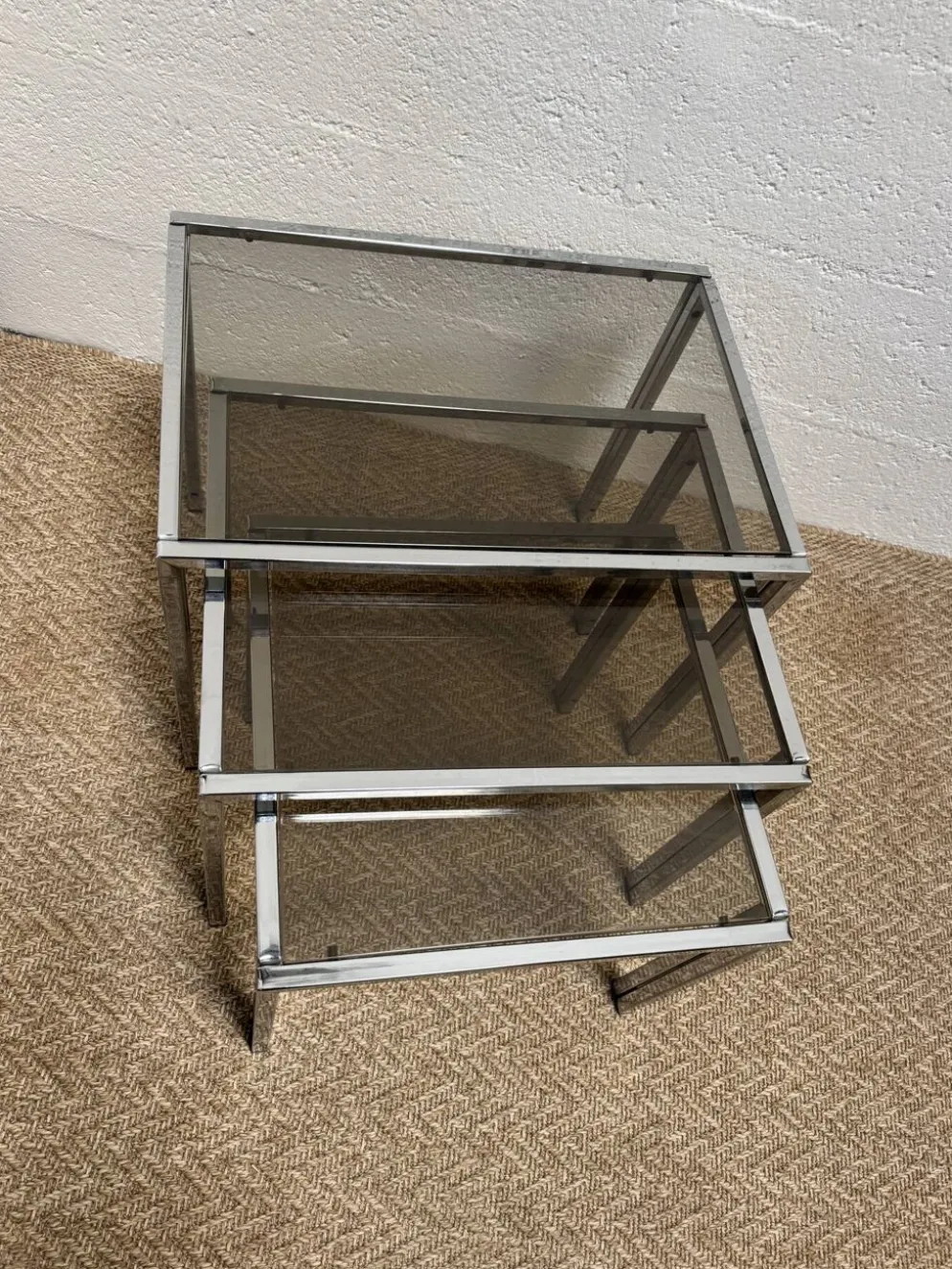 Série de 3 tables gigognes vintage – Métal chromé & verre fumé