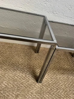 Série de 3 tables gigognes vintage – Métal chromé & verre fumé