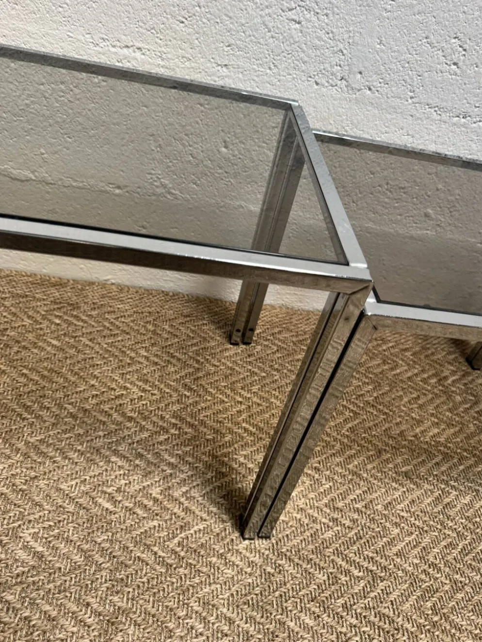 Série de 3 tables gigognes vintage – Métal chromé & verre fumé
