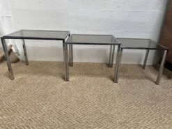 Série de 3 tables gigognes vintage – Métal chromé & verre fumé