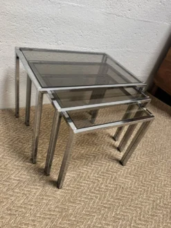 Série de 3 tables gigognes vintage – Métal chromé & verre fumé