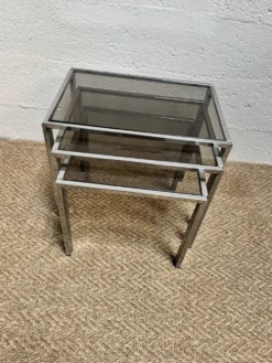 Série de 3 tables gigognes vintage – Métal chromé & verre fumé
