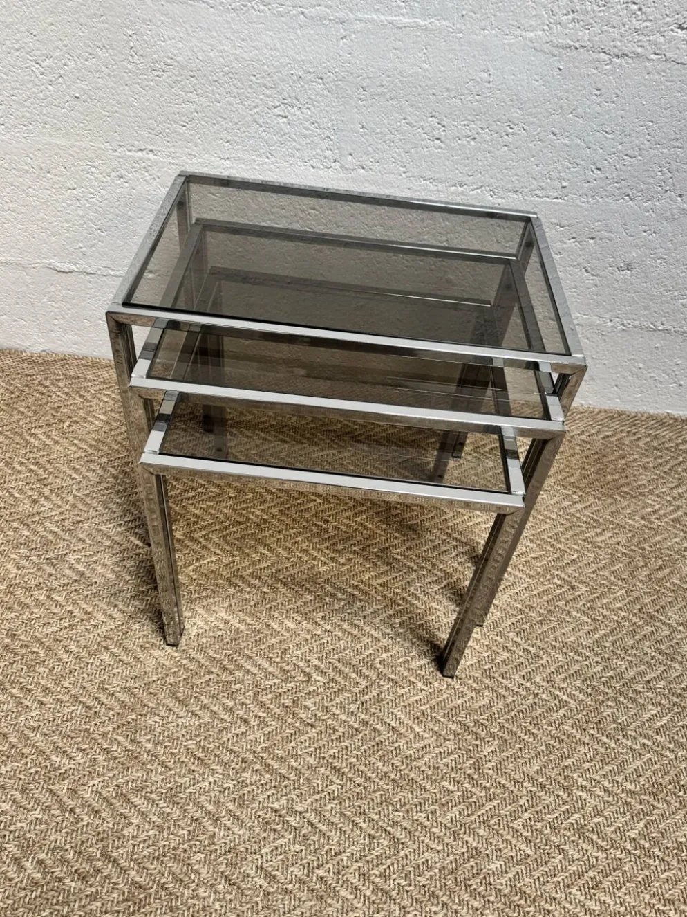 Série de 3 tables gigognes vintage – Métal chromé & verre fumé