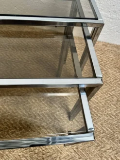 Série de 3 tables gigognes vintage – Métal chromé & verre fumé