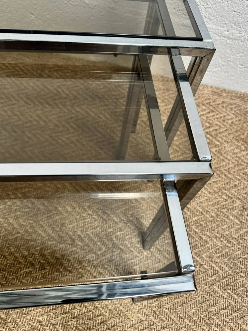 Série de 3 tables gigognes vintage – Métal chromé & verre fumé