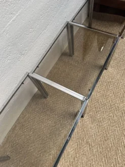 Série de 3 tables gigognes vintage – Métal chromé & verre fumé
