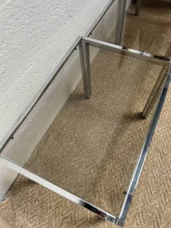 Série de 3 tables gigognes vintage – Métal chromé & verre fumé
