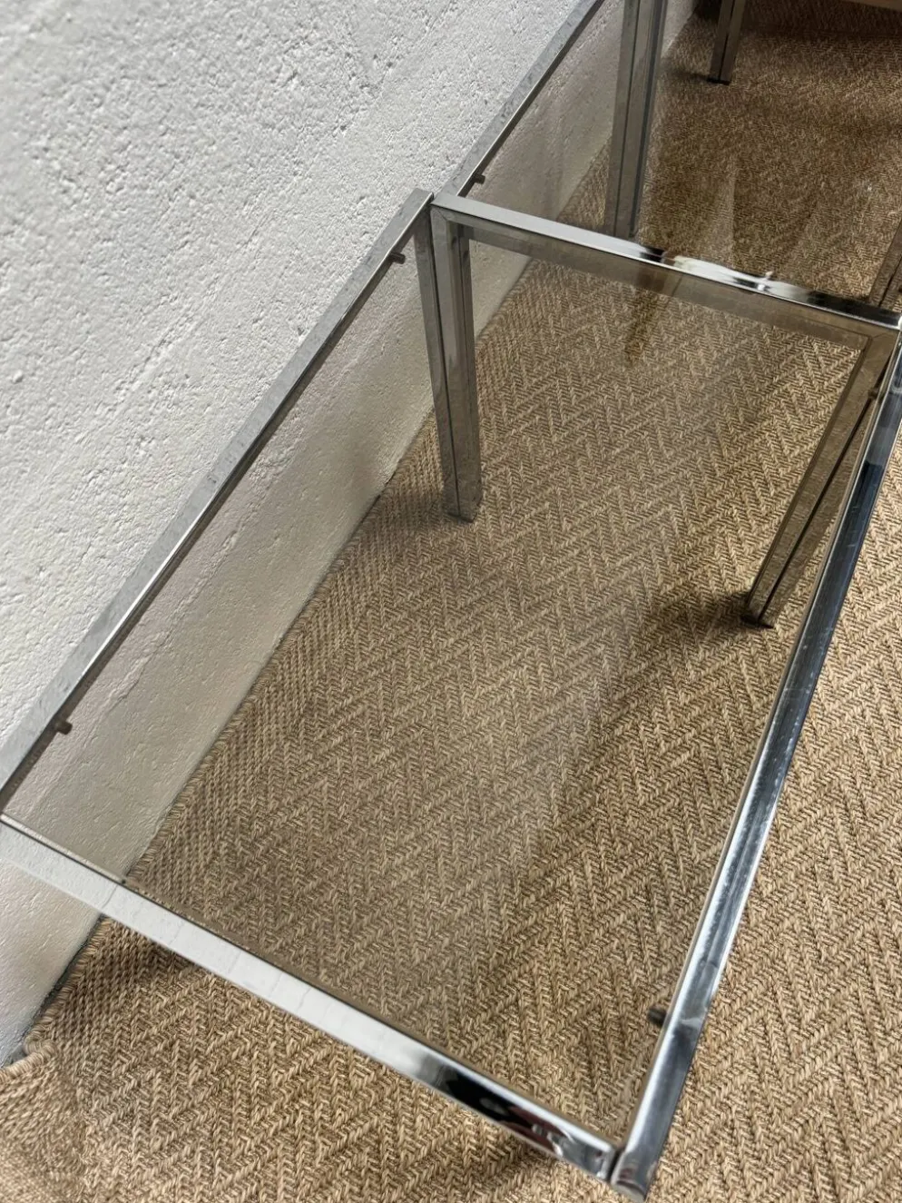 Série de 3 tables gigognes vintage – Métal chromé & verre fumé