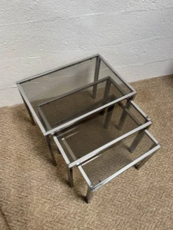Série de 3 tables gigognes vintage – Métal chromé & verre fumé