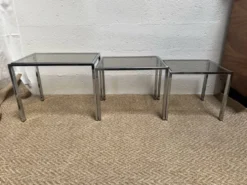 Série de 3 tables gigognes vintage – Métal chromé & verre fumé