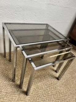 Série de 3 tables gigognes vintage – Métal chromé & verre fumé