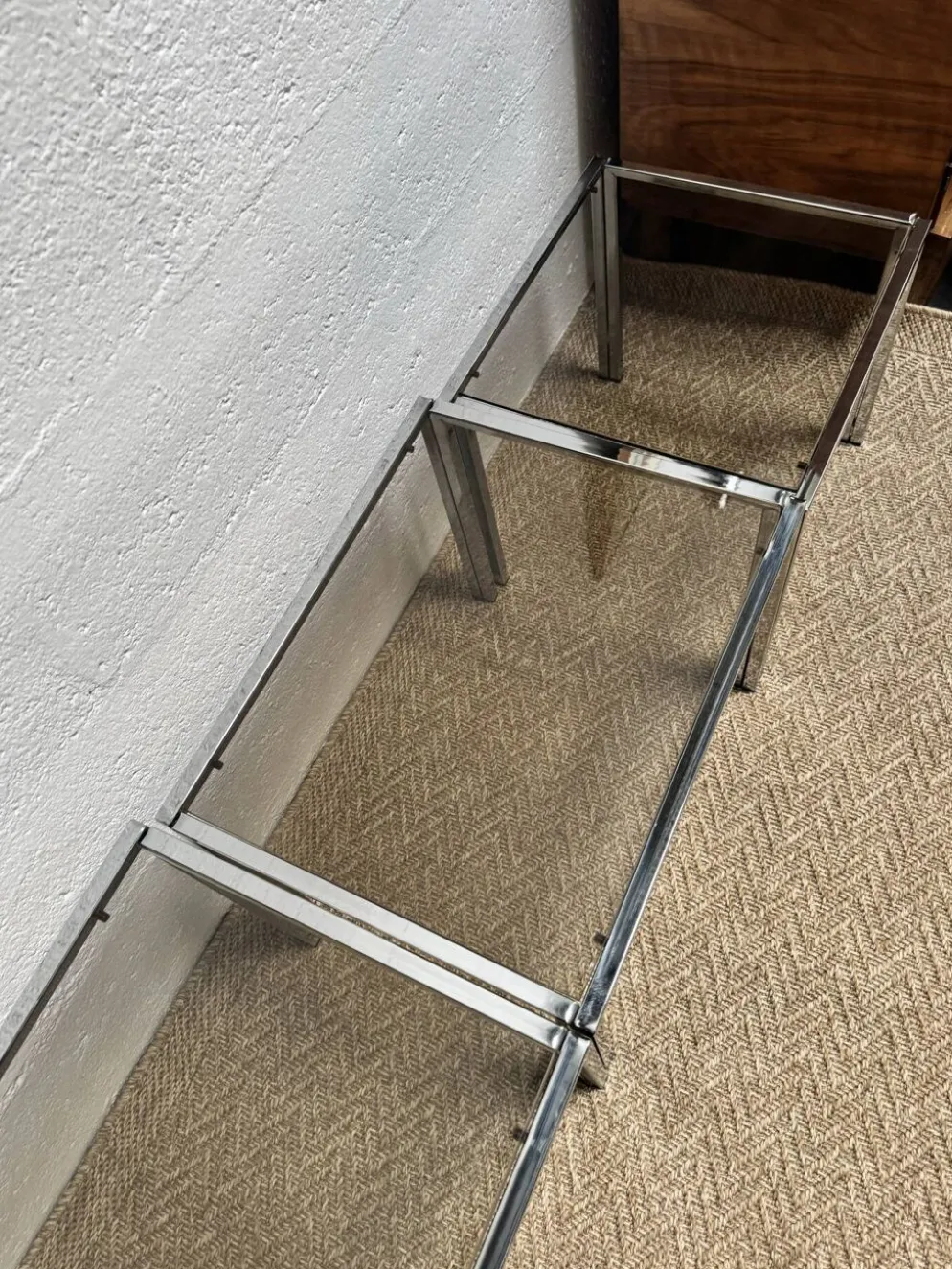 Série de 3 tables gigognes vintage – Métal chromé & verre fumé