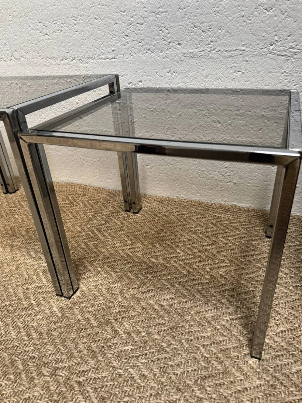 Série de 3 tables gigognes vintage – Métal chromé & verre fumé