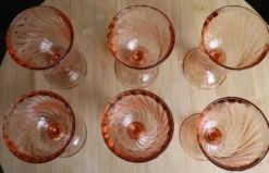 Série de 6 verres à pied Rosaline en verre rose torsadé – Arcoroc France