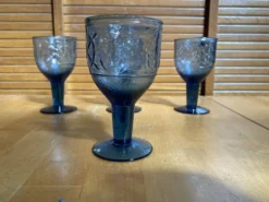Série 4 Verres À Pied Verre Moulé Bleu Décor Marine Années 60 Vintage