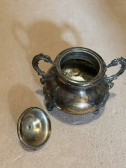 Sucrier ancien en métal argenté, style rocaille