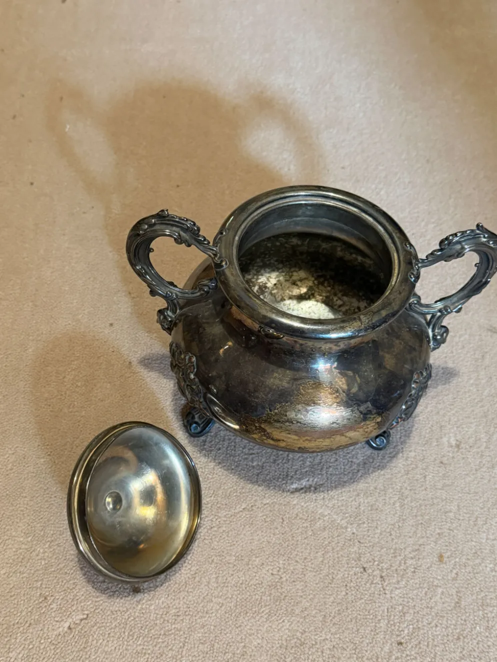 Sucrier ancien en métal argenté, style rocaille
