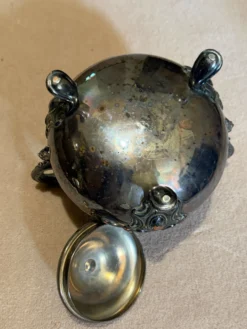 Sucrier ancien en métal argenté, style rocaille