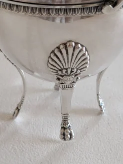 Sucrier couvert en métal argenté de style Empire néoclassique vers 1900