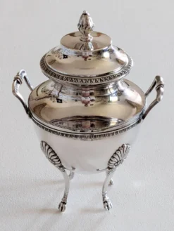 Sucrier couvert en métal argenté de style Empire néoclassique vers 1900