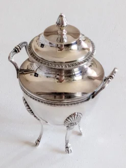 Sucrier couvert en métal argenté de style Empire néoclassique vers 1900