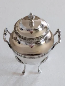 Sucrier couvert en métal argenté de style Empire néoclassique vers 1900