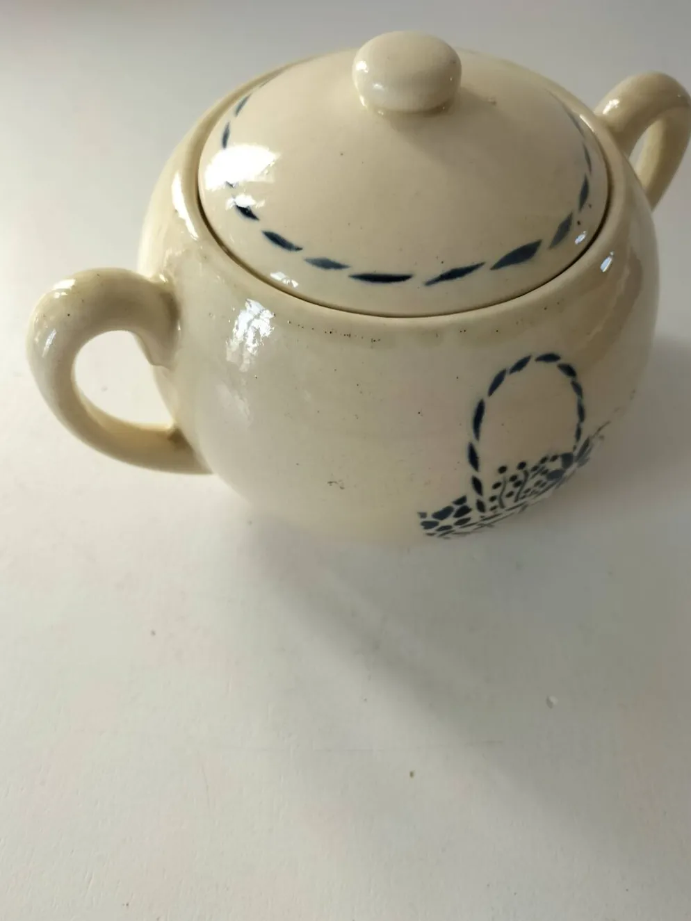 Sucrier HBCM modèle Paradis en terre de fer décor panier bleu