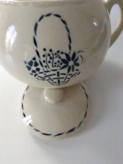 Sucrier HBCM modèle Paradis en terre de fer décor panier bleu