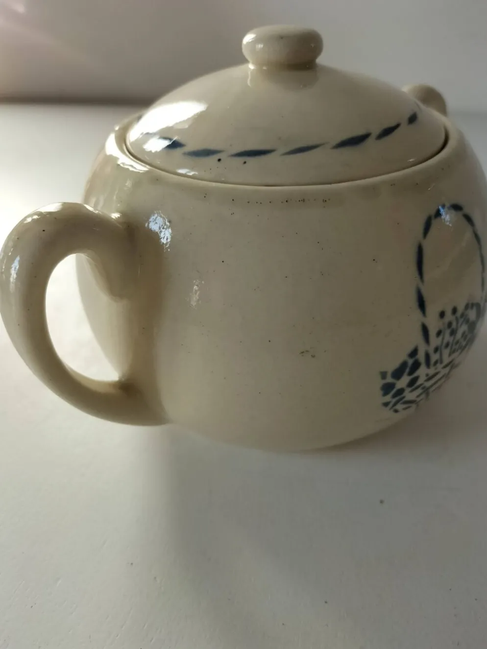 Sucrier HBCM modèle Paradis en terre de fer décor panier bleu