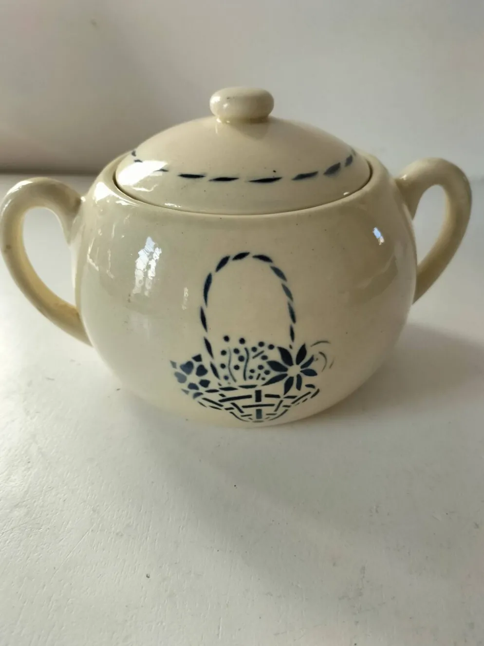 Sucrier HBCM modèle Paradis en terre de fer décor panier bleu