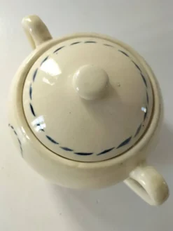 Sucrier HBCM modèle Paradis en terre de fer décor panier bleu