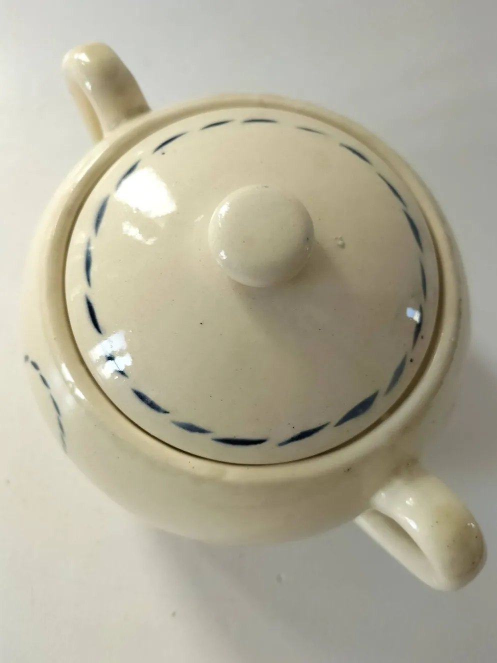 Sucrier HBCM modèle Paradis en terre de fer décor panier bleu