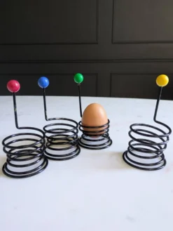 Suite de coquetiers "Egg Boy" par Wang et Merlo.Design Memphis 80 '