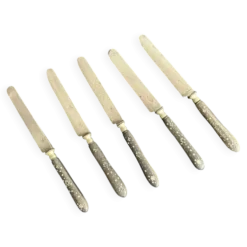 Suite de 5 couteaux de table anciens en ébène incrusté, vers 1900