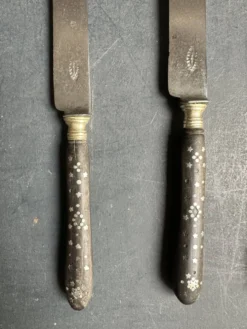 Suite de 5 couteaux de table anciens en ébène incrusté, vers 1900