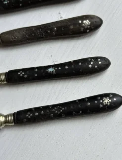 Suite de 5 couteaux de table anciens en ébène incrusté, vers 1900