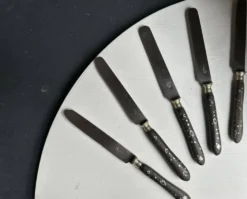 Suite de 5 couteaux de table anciens en ébène incrusté, vers 1900