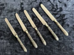 Suite de 5 couteaux de table anciens en ébène incrusté, vers 1900