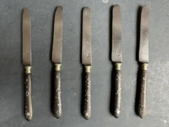 Suite de 5 couteaux de table anciens en ébène incrusté, vers 1900