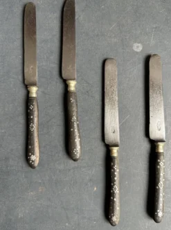 Suite de 5 couteaux de table anciens en ébène incrusté, vers 1900