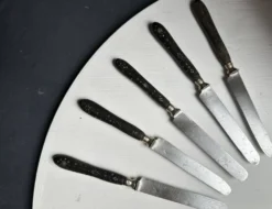 Suite de 5 couteaux de table anciens en ébène incrusté, vers 1900