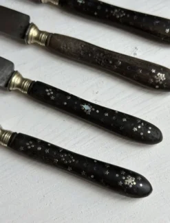 Suite de 5 couteaux de table anciens en ébène incrusté, vers 1900