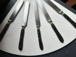 Suite de 5 couteaux de table anciens en ébène incrusté, vers 1900