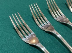Suite de 5 fourchettes à poissons en métal argenté Christofle Malmaison
