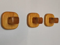 Suite de 3 patères en pin massif – esprit Les Arcs, années 1970