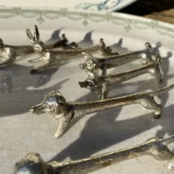 Suite de 8 porte-couteaux anciens en métal argenté Animaux