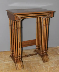 Suite de Quatre Tables Gigognes en Marqueterie de Fleurs vers 1900