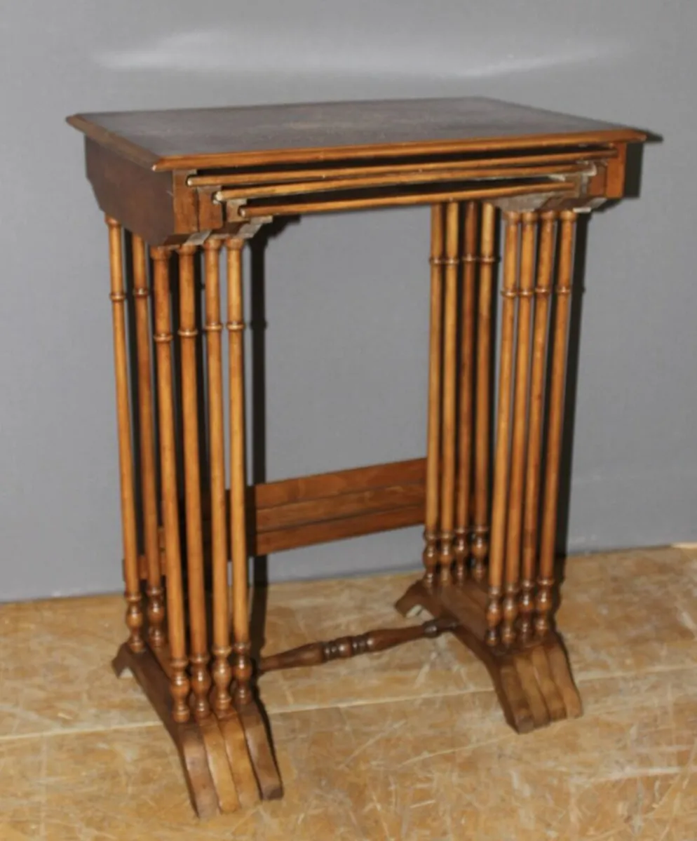 Suite de Quatre Tables Gigognes en Marqueterie de Fleurs vers 1900