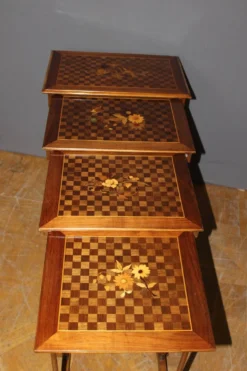 Suite de Quatre Tables Gigognes en Marqueterie de Fleurs vers 1900