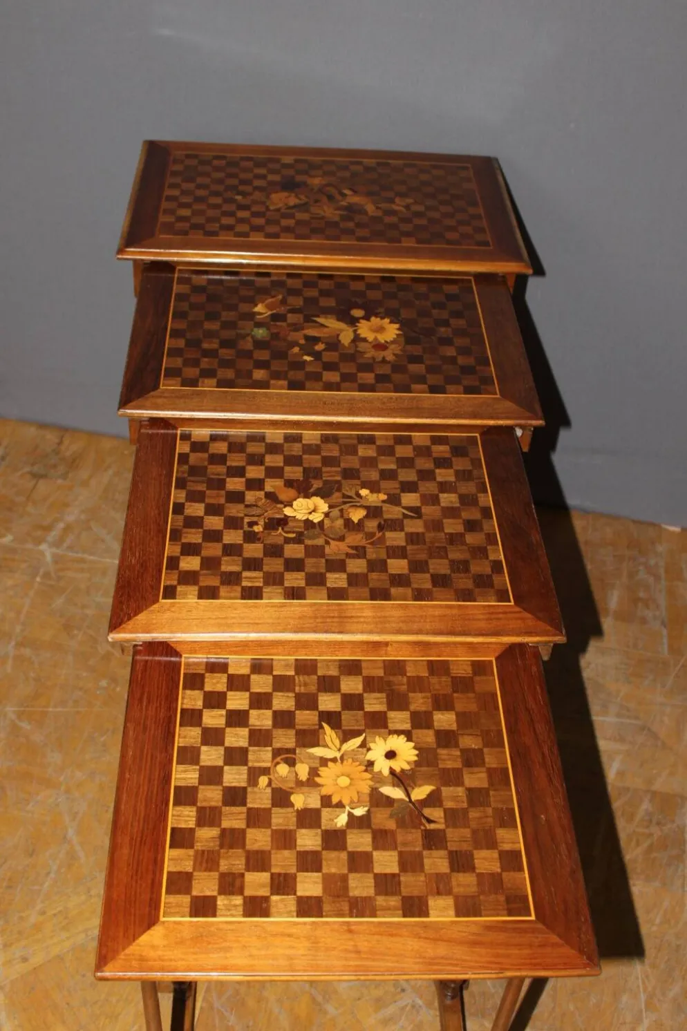 Suite de Quatre Tables Gigognes en Marqueterie de Fleurs vers 1900